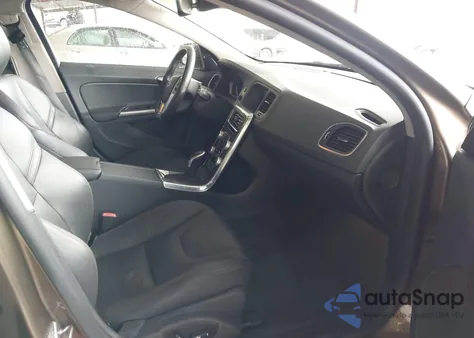 2015 Volvo V60 Cross Country T5 z USA, uszkodzony, nr VIN YV4612HK7F1000389